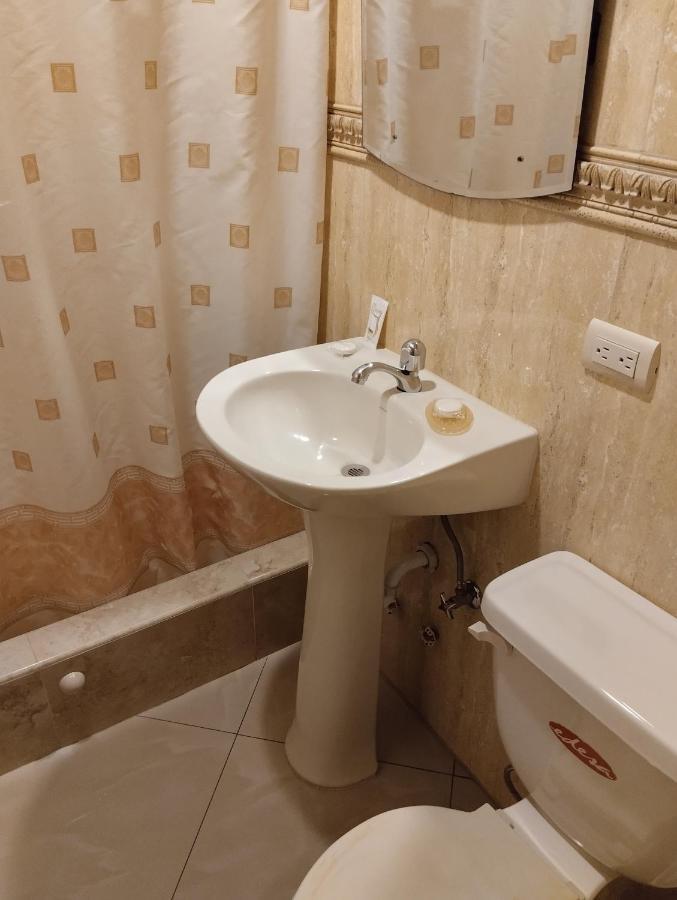 Hotel Jeshua Simmonds Гуаякуил Екстериор снимка